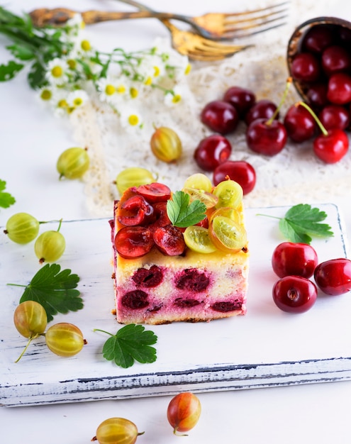 Un morceau de tarte aux baies d&#39;une cerise et du fromage cottage