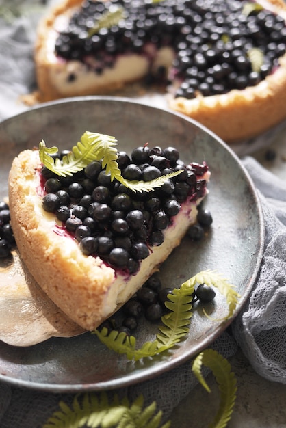 Un morceau de tarte aux myrtilles sur une assiette