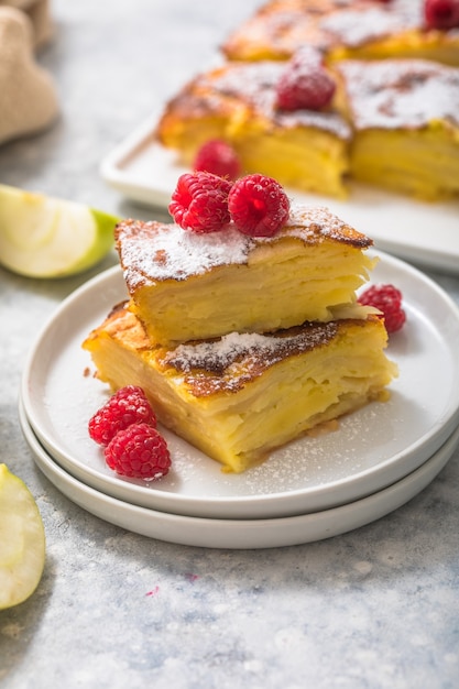 Morceau de tarte aux pommes en couches maison fraîchement cuite.