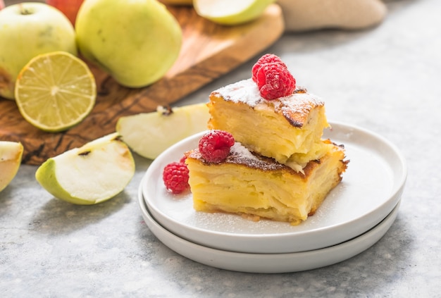 Morceau de tarte aux pommes maison cuite au four