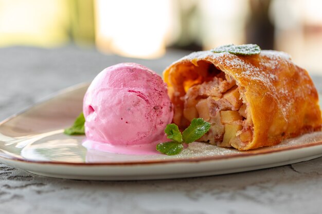 Morceau de tarte aux pommes servi avec de la crème glacée