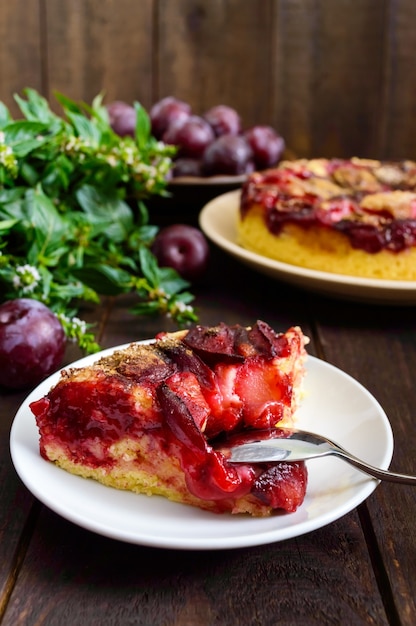 Un morceau de tarte aux prunes sur un bois foncé. Pâtisseries traditionnelles américaines.