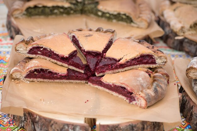 Un morceau de tarte avec une bouchée retirée