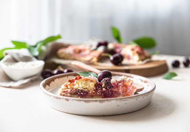 Morceau de tarte ou galette aux amandes cerises et glace