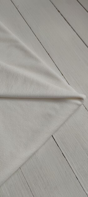 Un morceau de tissu torsadé en tricot blanc sur fond blanc