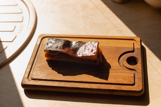 Morceau de tourte aux légumes aux champignons et au chou Gâteau maison traditionnel fait à la main