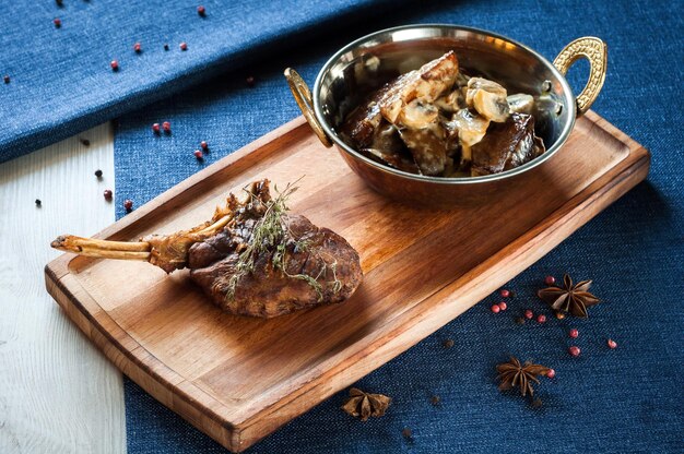 Un morceau de veau sur l'os avec des quartiers de pommes de terre