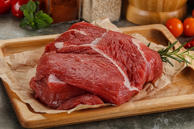 Morceau de viande de bœuf crue à cuisiner