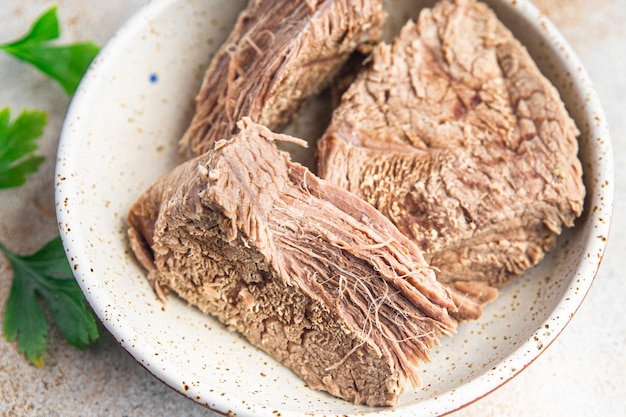 Morceau de viande bouillie boeuf ou veau portion fraîche diététique repas sain régime alimentaire nature morte collation