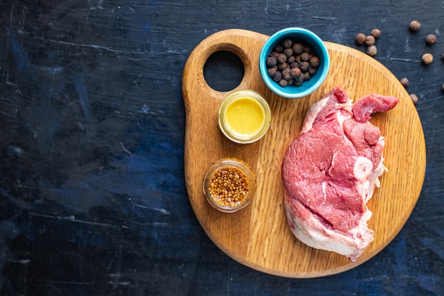 Morceau de viande crue ossobuco bœuf agneau porc collation