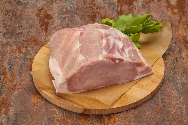 Morceau de viande de porc cru pour la cuisson