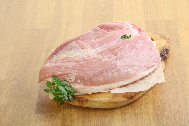 Morceau de viande de porc crue