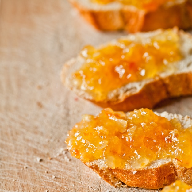 Morceaux de baguette à la marmelade d&#39;orange