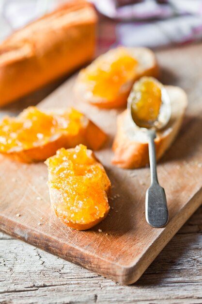 Morceaux de baguette à la marmelade d&#39;orange