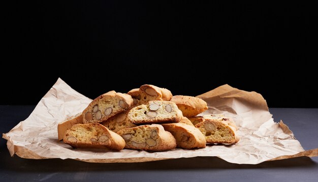 Morceaux de biscuits biscotti de Noël italien au four sur un papier froissé brun