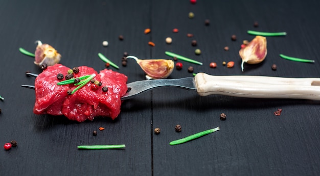 Morceaux de bœuf enfilés sur une fourchette