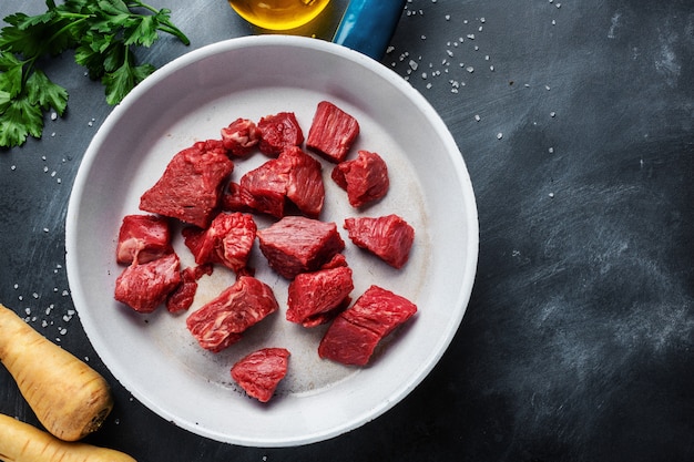 Morceaux de boeuf avec des ingrédients servis sur table