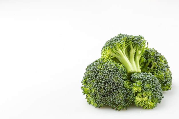 Morceaux de brocoli isolés sur fond blanc