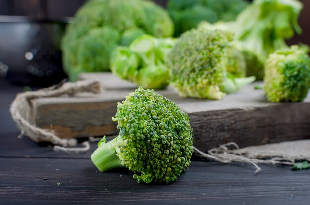 Morceaux de brocoli, style rustique, vieux fond en bois