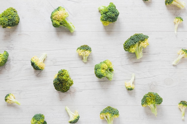 Morceaux de brocoli sur table en bois