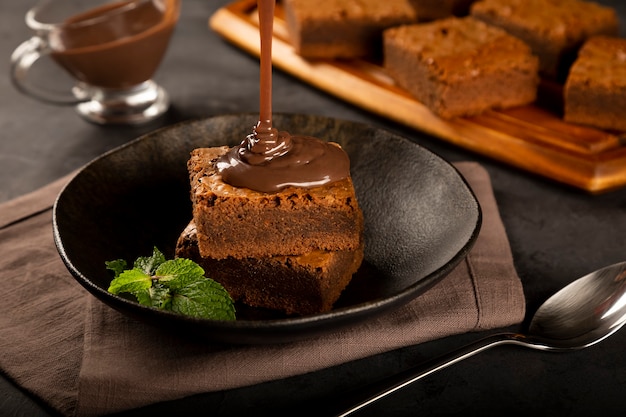 Morceaux de brownies au chocolat sur la table