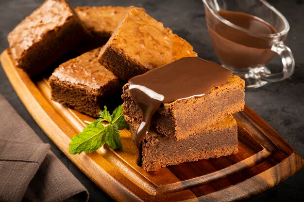 Morceaux de brownies au chocolat sur la table