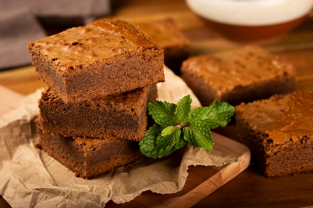 Morceaux de brownies au chocolat sur la table