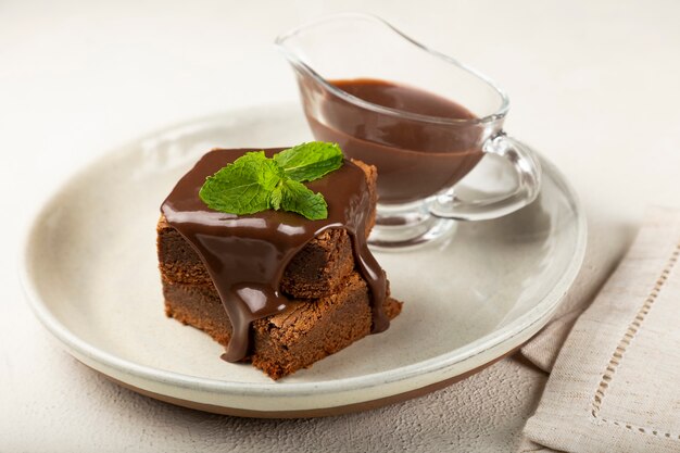 Morceaux de brownies au chocolat sur la table