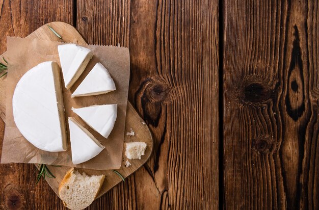 Morceaux de camembert sur fond de bois