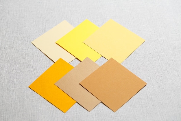 Morceaux carrés de tissu multicolore disposés sur un fond gris