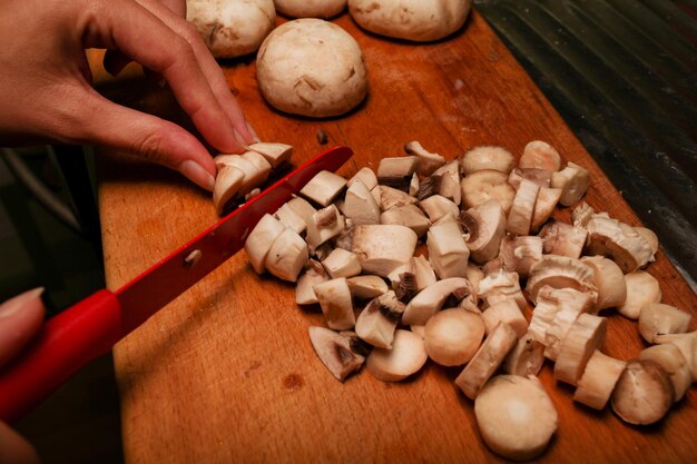 morceaux de champignons dans une poêle morceaux de champignons crus dans une poêle cuisson de champignons crus