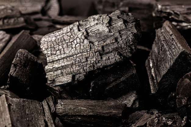 Morceaux de charbon de bois, mine de charbon de bois, mise au point ponctuelle