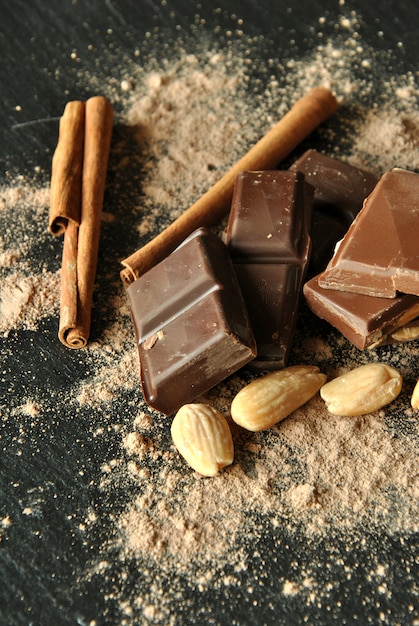 Morceaux de chocolat avec des amandes et de la poudre de cacao