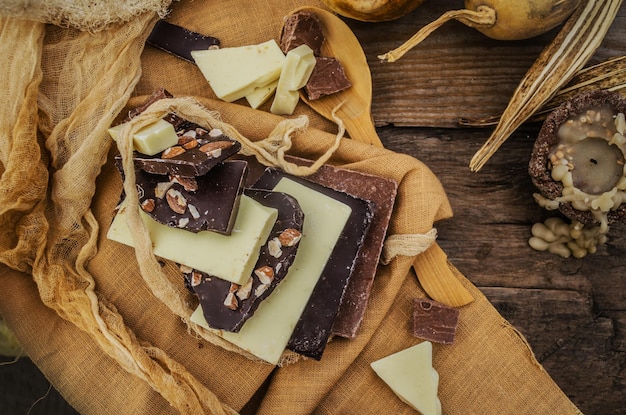 Morceaux de chocolat au lait blanc noir De nombreux types de chocolat avec une variété de garnitures et de noix