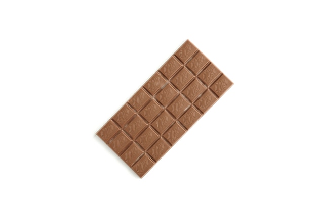 Morceaux de chocolat au lait isolés sur blanc