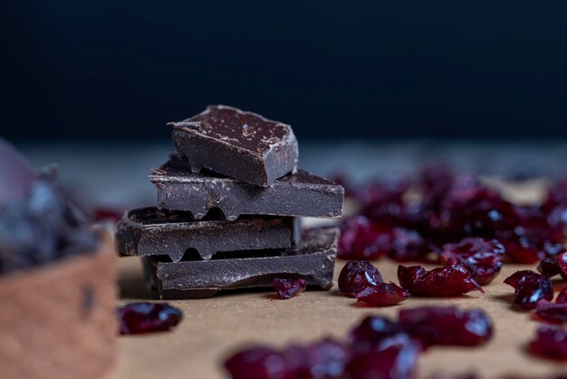 Des morceaux de chocolat au lait sont allongés sur la table