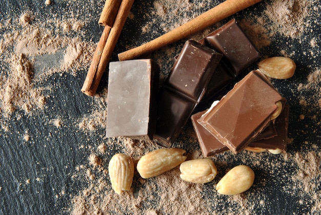 Morceaux de chocolat aux amandes et cacao en poudre