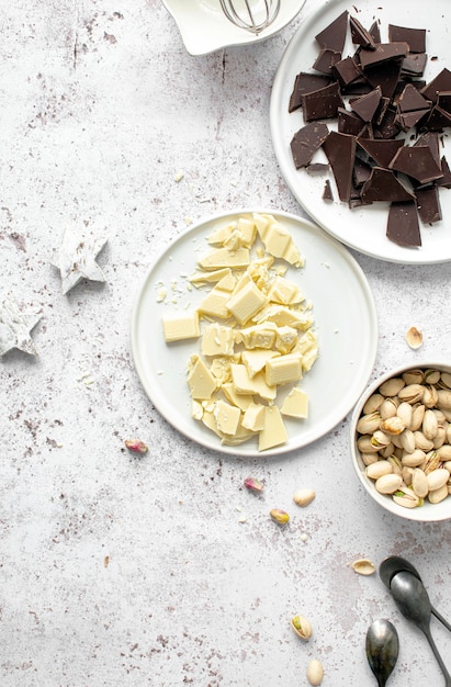 Morceaux de chocolat cru aux pistaches