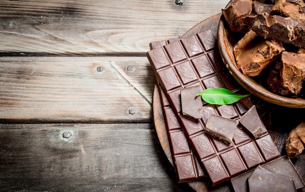 Morceaux de chocolat dans le bol