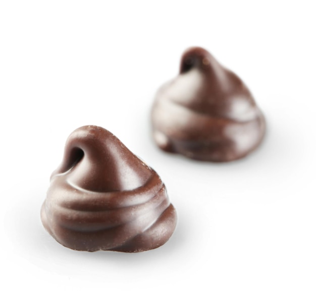 Morceaux de chocolat isolés sur blanc