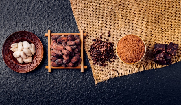 Morceaux de chocolat noir concassé et fèves de cacao