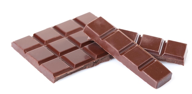 Morceaux de chocolat noir isolés sur fond blanc