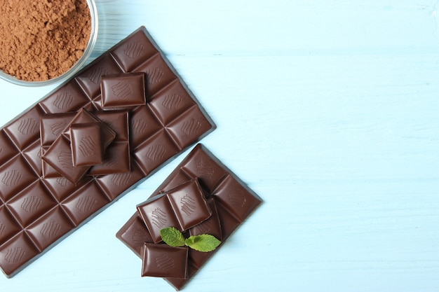 Morceaux de chocolat sur la table en gros plan