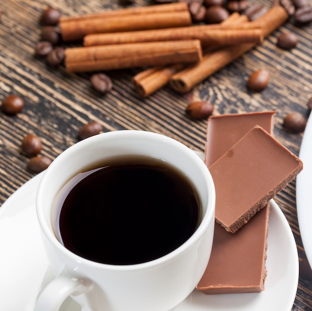 Morceaux de chocolat avec tasse à café et épices