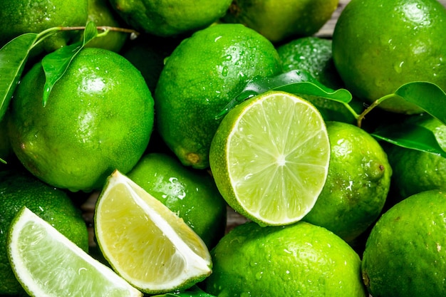 Morceaux de citron vert frais avec des feuilles