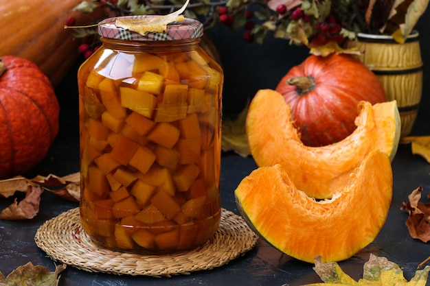 Morceaux de citrouille en pot sur fond sombre Récolte de légumes pour l'hiver Format horizontal