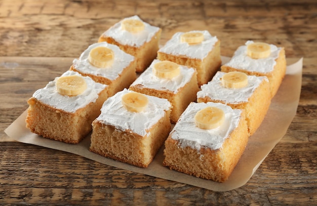 Morceaux de délicieux gâteau aux bananes sur fond de bois