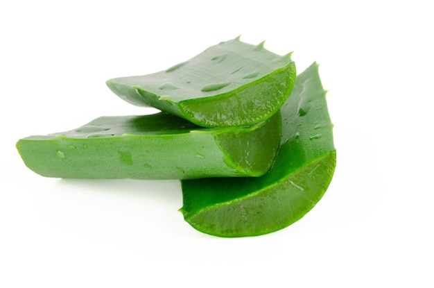 Morceaux de feuille d'aloe vera sur fond blanc