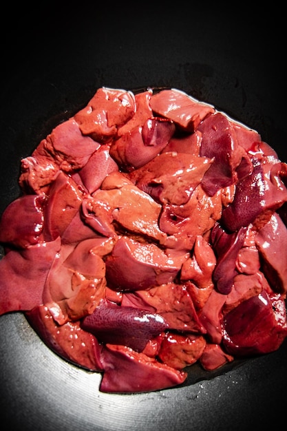 Morceaux de foie cru dans une casserole