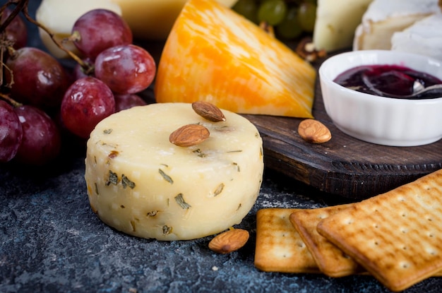 Morceaux de fromage assortis, biscuits aux raisins et noix